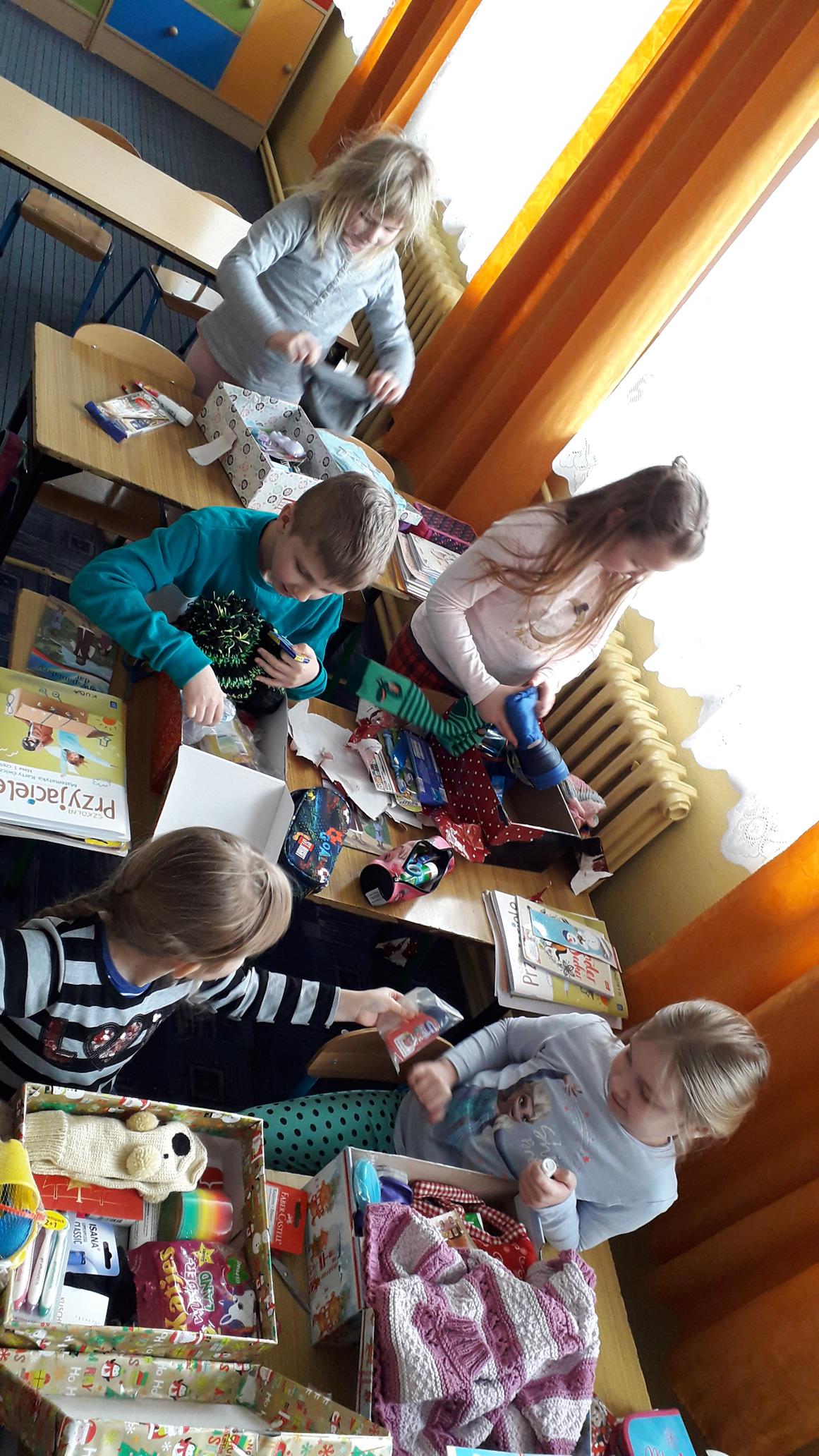 „GWIAZDKOWA  NIESPODZIANKA” w szkole w Męcinie Wielkiej